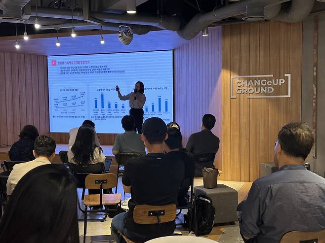 김보경 임팩터스 대표가 이달 7일 서울 강남구 역삼동에 위치한 창업기업 육성 공간인 팁스타운에서 ‘고령화되는 한국 사회, 위기에서 기회를 찾다’라는 주제로 개최된 세미나에서 발표하고 있다. 행복나래 제공