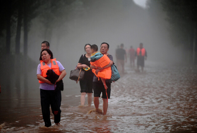 2023년 8월1일 중국 허베이성 줘저우에 내린 폭우에 주민들이 대피하고 있다. 로이터