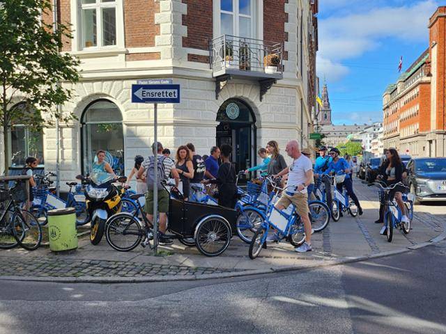 덴마크 코펜하겐은 관광객들에게 지역주민이 된 듯한 다양한 체험 기회와 소통 프로그램을 제공한다. 16일 오전 코펜하겐 거리에서 여행객들이 자전거를 타고 동네 구석구석을 돌아보고 있다. 송주용 기자