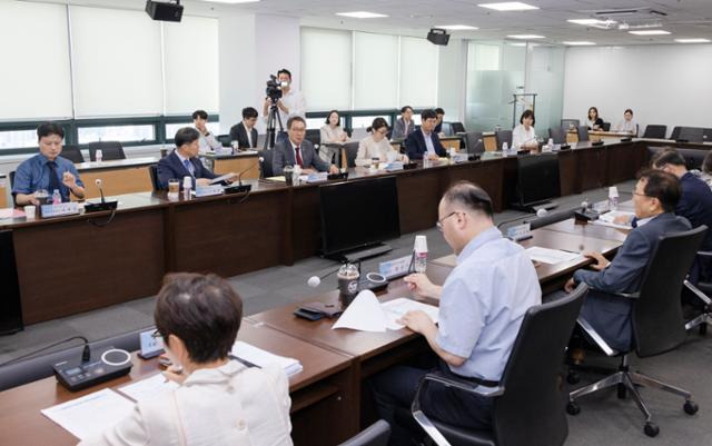 박민수 보건복지부 제2차관 주재로 16일 서울 서초구 국제전자센터에서 비대면 진료 시범사업 자문단 간담회가 열리고 있다. 보건복지부 제공