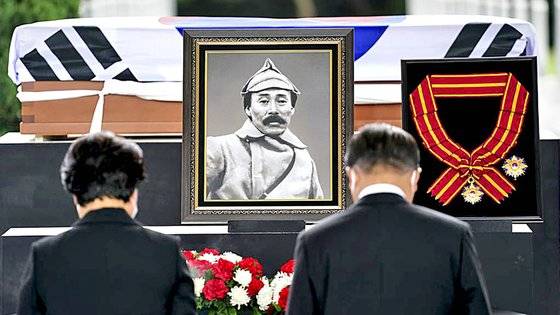 2021년 8월 18일 당시 문재인 대통령과 김정숙 여사가 국립대전현충원에서 열린 홍범도 장군 유해 안장식에서 묵념하고 있다. 문 정부의 홍범도에 대한 추가 서훈을 두고 논란이 계속되고 있다. 연합뉴스