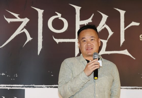 31일 오후 서울 광진구 롯데시네마 건대입구점에서 열린 공포 영화 '치악산' 시사간담회를 마친 뒤 도호엔터테인먼트 오성일 프로듀서가 제목 등 현재 논란이 되고 있는 부분을 해명하고 있다. 연합뉴스