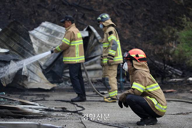 화재 진압 중인 소방관들. 경향신문 자료사진