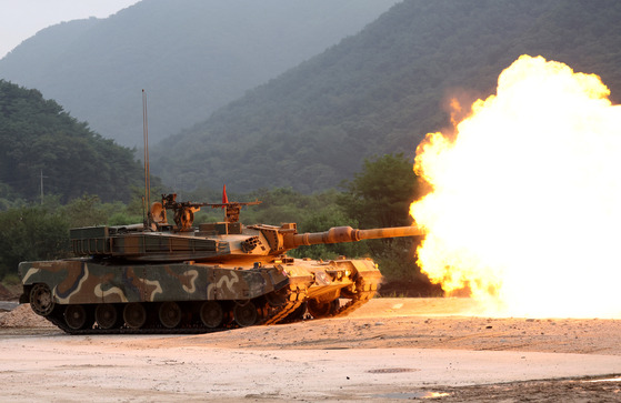 Capital Mechanized Infantry Division’s K1A2 battle tank fires a shell during the South Korea-U.S. joint military exercise, Ulchi Freedom Shield, at Cheolwon County in Gangwon on Wednesday. [YONHAP]