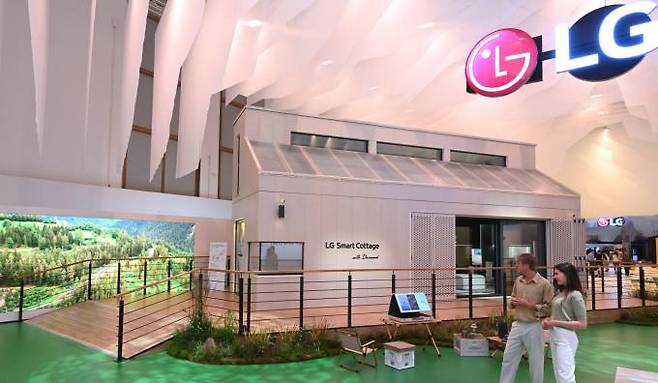 전시가 열리는 독일 메세 베를린(Messe Berlin) 내 LG전자 전시관 'LG 지속가능한 마을(LG Sustainable Village)' 입구에서 모델들이 에너지 및 냉난방공조 시스템, 차별화된 프리미엄 가전을 갖춘 소형 모듈러 주택 ‘LG 스마트코티지’를 소개하고 있다. LG 전자 
