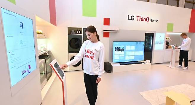 모델들이 LG 씽큐 홈(ThinQ Home) 전시 공간에서 LG UP가전과 구매단계부터 다양한 고객 니즈에 맞춘 초개인화 가전인 LG UP가전 2.0을 소개하고 있다. LG전자
