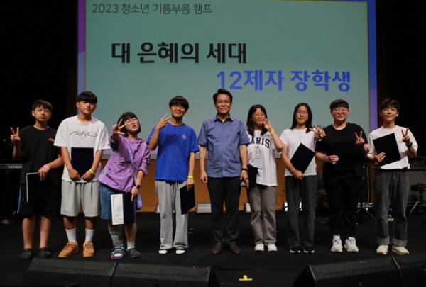 서길원 목사와 신앙에세이 대상 임성준(맨 오른쪽) 학생 및 수상자들.