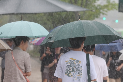 29일 우산을 쓴 시민들. [사진 제공 = 연합뉴스]