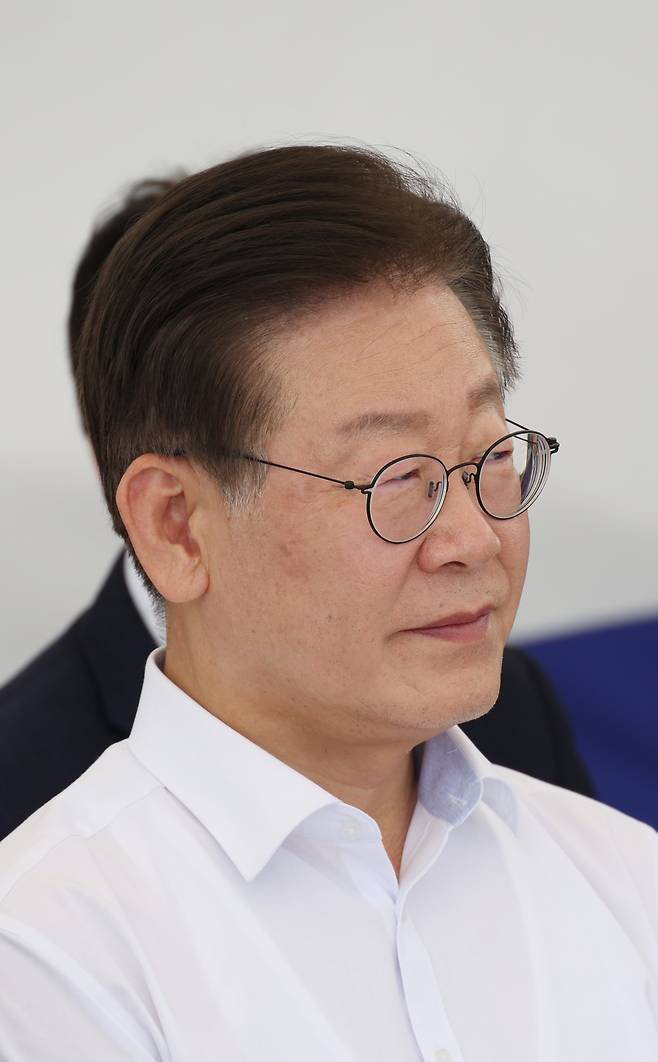 이재명 더불어민주당 대표가 31일 오후 국회 본청 앞에서 단식 농성을 하고 있다. 이 대표는 이날 취임 1주년 기자간담회에서 "무능 폭력 정권을 향해 국민항쟁을 시작하겠다"며 무기한 단식 농성에 돌입했다. [연합]