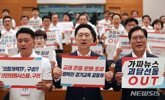 [광주(경기)=뉴시스] 김종택 기자 = 김기현 국민의힘 당 대표가 30일 오후 경기도 광주시 곤지암 리조트에서 열린 경기도의회 국민의힘 현장 정책회의에 참석해 결의문을 낭독하고 있다. 2023.08.30. jtk@newsis.com