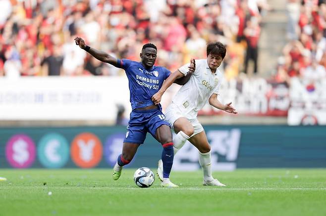 [서울=뉴시스]수원 아코스티, 서울 김주성. 2023.06.24. (사진=한국프로축구연맹 제공) *재판매 및 DB 금지