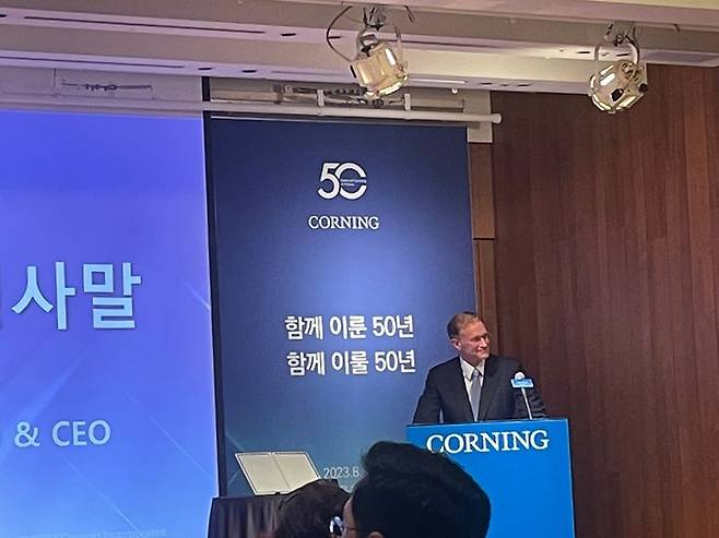 [서울=뉴시스] 웬델 윅스 코닝 회장이 코닝 한국 투자 50주년 기자 간담회에서 지난 성과에 대해 설명하고 있다. (사진=동효정 기자) 2023.08.31. vivid@newsis.com  *재판매 및 DB 금지