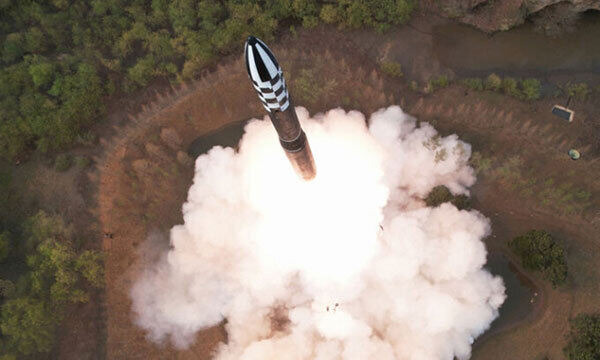 북한이 대륙간탄도미사일(ICBM) 화성-18형을 시험발사하는 모습. 연합뉴스