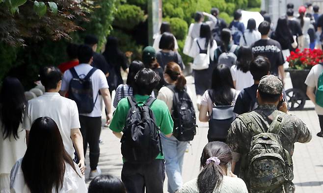 서울 용산구 선린인터넷고등학교에서 토익 시험 응시생들이 시험을 마치고 귀가하고 있다. 뉴시스