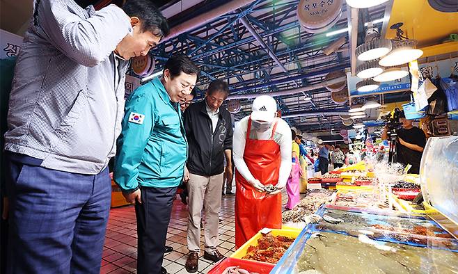 김기문 중기중앙회장(왼쪽 두 번째)이 31일 인천광역시 중구 인천종합어시장에서 중기중앙회 관계자들과 수산물을 살펴보고 있다. 중기중앙회 제공