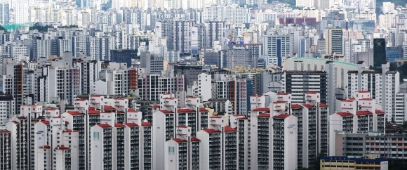 서울 남산에서 내려다 본 서울 도심 아파트. 2023.7.23. 연합뉴스