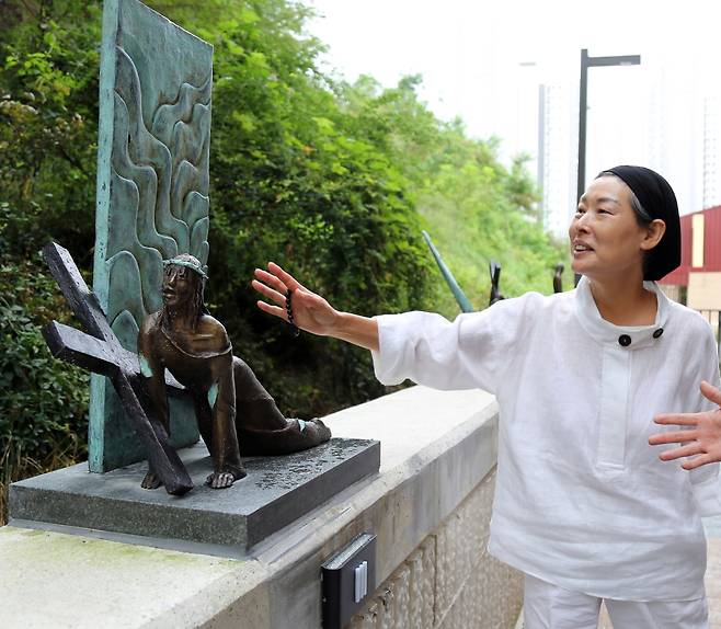 작품 소개하는 정미연 작가 (전주=연합뉴스) 이세원 기자 = 29일 한국 최초의 가톨릭 순교자를 기리는 전북 전주시 소재 권상연 야고보 성당에 이 성당의 예술품 작업을 전담한 정미연 작가가 작품을 소개하고 있다. 2023.8.31