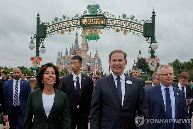 상하이 디즈니랜드 둘러보는 美 상무장관 (상하이 로이터=연합뉴스) 지나 러몬도 미국 상무장관(앞열 왼쪽)이 30일 중국 관계자들의 호위를 받으면서 상하이 디즈니랜드를 둘러보고 있다. 러몬도 장관은 지난 27일 나흘 일정으로 중국에 방문했다. 2023.08.30 besthope@yna.co.kr