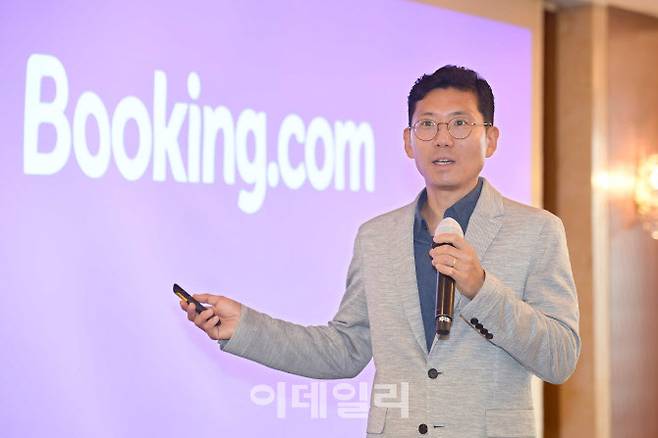 ‘2023 부킹닷컴 미디어 데이’ 행사에서 발표 중인 부킹닷컴 김현민 한국 지사장 (부킹닷컴 제공)