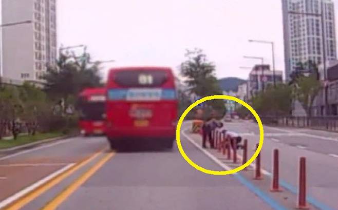 지난달 28일 세종 보람동 BRT 승강장 근처에서 교통사고를 당한 여성에 심페소생술을 하는 김 씨의 모습. (사진=SBS 화면 캡처)