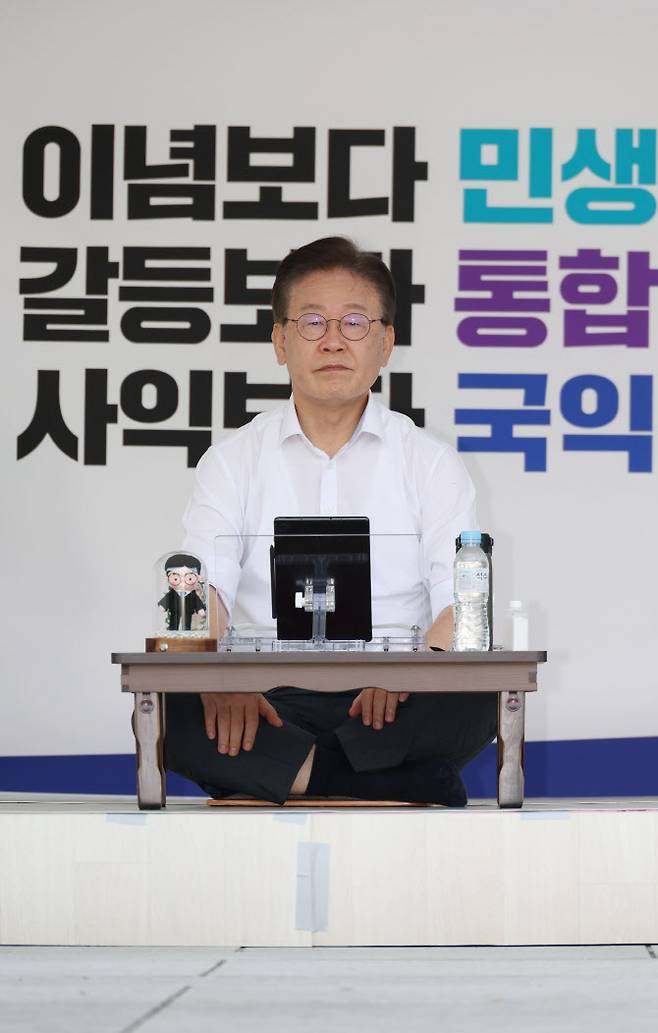 이재명 더불어민주당 대표가 31일 오후 국회 본청 앞에서 단식 농성을 하고 있다.(사진=연합뉴스)