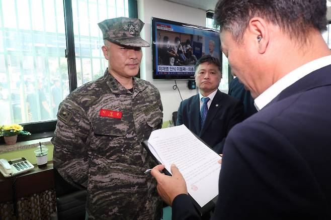 채 모 상병 순직 사건을 수사하다 항명 등의 혐의로 입건된 박정훈 전 해병대 수사단장(대령)이 1일 서울 용산구 군사법원에서 열리는 구속 전 피의자심문(영장실질심사)에 앞서 군 검찰의 구인영장을 받고 있다. (사진=연합뉴스)