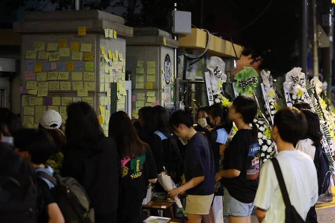 1일 오후 서울 양천구 소재 초등학교 정문에서 학생들이 지난 31일 아파트서 추락해 숨진 초등학교 교사 A씨를 추모하고 있다. (사진=연합뉴스)