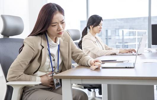 배, 허리, 골반에까지 통증을 일으키는 생리통. 참는 것보다 적절히 진통제를 복용하는 것이 좋다｜출처: 클립아트코리아