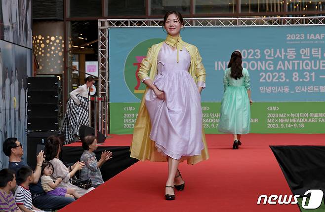 31일 오후 서울 종로구 인사동에서 열린 '2023 인사동 엔틱&아트페어 개막식'에서 한복 패션쇼가 펼쳐지고 있다. 2023.8.31/뉴스1 ⓒ News1 장수영 기자