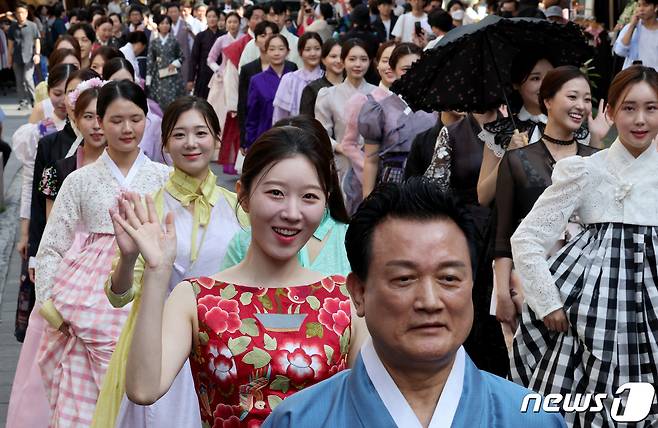 31일 오후 서울 종로구 인사동에서 열린 '2023 인사동 엔틱&아트페어 개막식'에서 전통의상 퍼레이드가 펼쳐지고 있다. 2023.8.31/뉴스1 ⓒ News1 장수영 기자