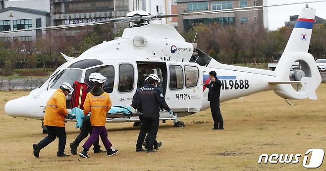 응급의료 전용헬기(닥터헬기) 에 의료진이 응급환자 이송 시연을 하는 모습.  ⓒ News1