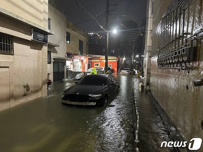 9월1일 오전 1시15분께 부산 동구 범일동 자성대아파트 현관 및 내부가 침수 돼 소방이 안전조치하고 있다.(부산소방재난본부 제공)