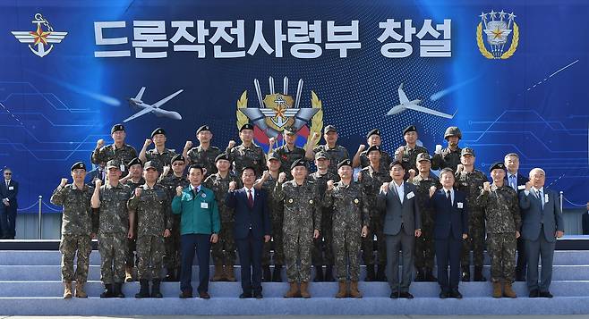 1일 개최된 드론작전사령부 창설식에서 김승겸 합참의장(앞줄 왼쪽 여섯번째), 초대 드론작전사령관 이보형 소장(앞줄 왼쪽 일곱번째), 최춘식 국회의원(앞줄 왼쪽 다섯번째), 백영현 포천시장(앞줄 왼쪽 네번째) 등 참석자들이 기념촬영을 하고 있다.(합참 제공)