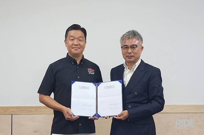 협약식을 진행한 모토스타코리아 서동갑 대표이사(오른쪽)와 프로모터인 라이딩하우스 조성태 대표