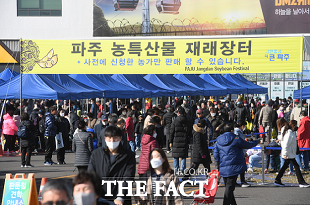 파주시가 하반기 예정돼 있는 각종 축제나 행사를 대상으로 안전 집중 점검에 나선다. 시는 지역축제와 행사의 안전한 추진을 위해 △500명 이상 관람객 참여가 예상되는 종합행사 △산·수면에서 개최 △불·폭죽·석유류 등 위험물을 사용하는 경우, 심의와 점검 대상에 해당돼 주최 측은 안전관리계획을 행사 시작 21일 전까지 사전 제출해야 한다./파주시