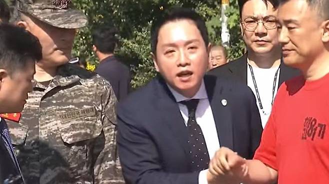 임태훈 군인권센터장이 1일 박정훈 전 해병대 수사단장 기자회견에서 해병대 예비역 동기회 측이 김정민 변호사에게 구속기각 탄원서를 전달하겠다고 설명하고 있다.