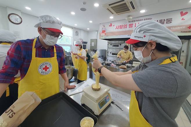 마스턴투자운용 직원이 서울 강남구에 있는 대한적십자사 봉사나눔터에서 사랑의 빵 나눔 활동을 하고 있다./마스턴투자운용 제공