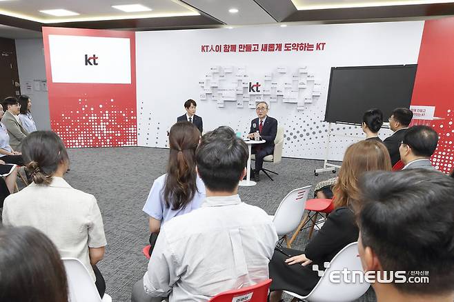 김영섭 대표가 KT 분당사옥에서 진행된 취임식에서 직원들의 질문에 답변하고 있다.