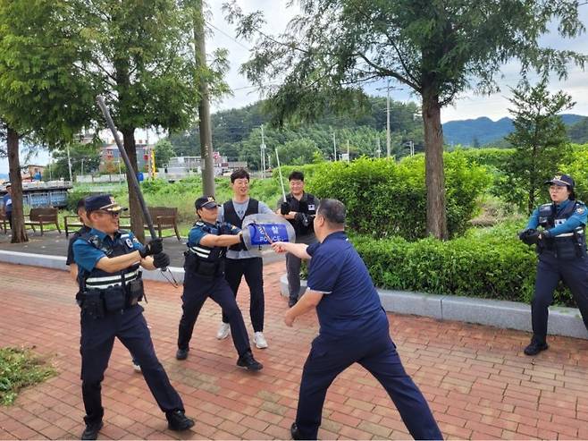 [고성(경남)=뉴시스] 신정철 기자= 경남 고성경찰서(서장 박상욱)는 31일, 고성읍 수남리 백세공원 일원에서 최근 전국에서 잇따라 발생하고 있는 ‘흉기난동 범죄’에 대한 경찰 대응력 향상을 위해 경찰·소방 등 25명이 참여하여 합동 모의훈련을 실시했다.(사진=고성서 제공).2023.08.31. photo@newsis.com *재판매 및 DB 금지 /사진=뉴시스