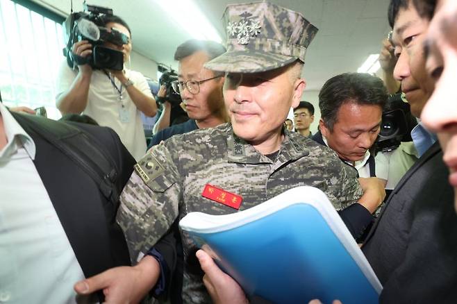 구인영장 집행된 박정훈 전 해병대 수사단장 (서울=연합뉴스) 김주성 기자 = 채 모 상병 순직 사건을 수사하다 항명 등의 혐의로 입건된 박정훈 전 해병대 수사단장(대령)이 1일 오전 구인영장이 집행돼 구속 전 피의자심문(영장실질심사)이 열리는 서울 용산구 군사법원으로 구인되고 있다. 사진=연합뉴스