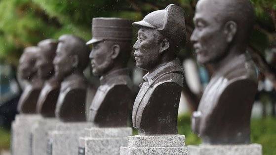 국방부가 육군사관학교 교내뿐 아니라 국방부 청사 앞에 설치된 고(故) 홍범도 장군 흉상에 대해서도 필요시 이전을 검토하고 있다고 밝힌 국방부 청사 앞에 설치된 고 홍범도 장군 흉상 모습. 연합뉴스