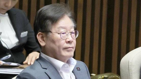 이재명 더불어민주당 대표가 1일 오후 서울 여의도 국회 본회의장에서 열린 제401회 국회(정기회) 개회식에 참석하고 있다. 강정현 기자