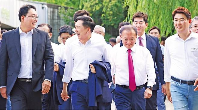 < 순천만정원박람회 찾은 與 지도부 > 김기현 국민의힘 대표(왼쪽 두 번째)가 31일 전남 순천시에서 최고위원회의를 연 뒤 순천만국제정원박람회장을 둘러보고 있다. 왼쪽부터 천하람 국민의힘 전남 순천갑 당협위원장, 김 대표, 윤재옥 국민의힘 원내대표, 노관규 순천시장.   /연합뉴스