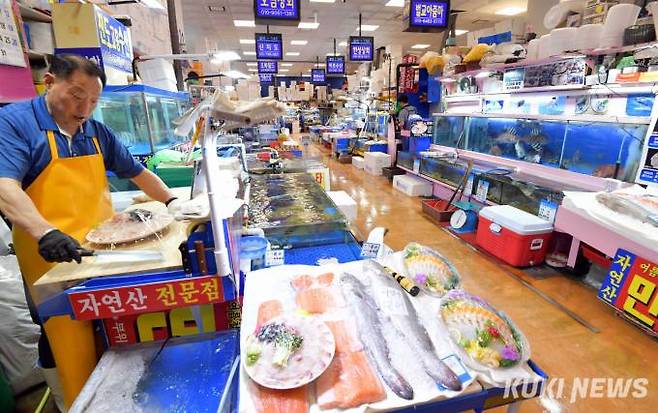 수산물 판매장에서 만난 한 상인은 "우리나라는 후쿠시마 인근에서 잡히는 물고기는 수입을 안하는 걸로 알고 있다"면서 "처음 원전사고 났을때도 한동안 고전했지만 날씨도 선선해지고 오염수 이야기가 사람들의 귀에서 멀어지면 곧 회복될 것"이라고 희망을 잃지 않았다.