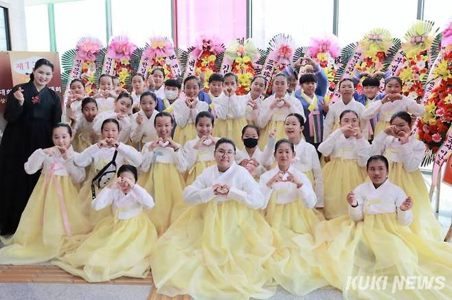 해남서초등학교 땅끝국악관현악단이 지난달 27일 전주 한국전통문화의 전당에서 열린 ‘제14회 뫼솔전국국악경대회’에서 초중등부 단체부문 대상을 수상했다. 사진=해남서초