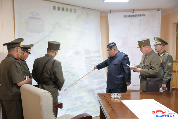 김정은 북한 국무위원장이 지난 29일 조선인민군 총참모부 훈련지휘소를 방문해 지휘봉으로 작전 지도에서 한국 육·해·공군 본부가 있는 계룡대 일대를 가리키고 있다. 연합뉴스