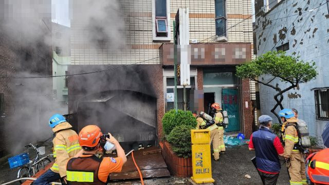 1일 오후 부산 동구 한 목욕탕에서 화재로 인한 폭발이 발생해 소방대원들이 진화를 하고 있다. 부산경찰청 제공