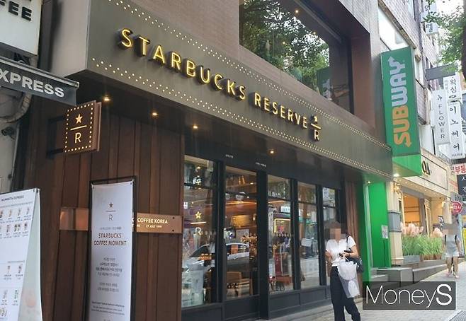 스타벅스 매장은 R점과 DT(Drive Thru), 커뮤니티스토어, 더 매장 등으로 분류된다. 사진은 지난달 25일 서울 서대문구 스타벅스 이대R점. /사진=정원기