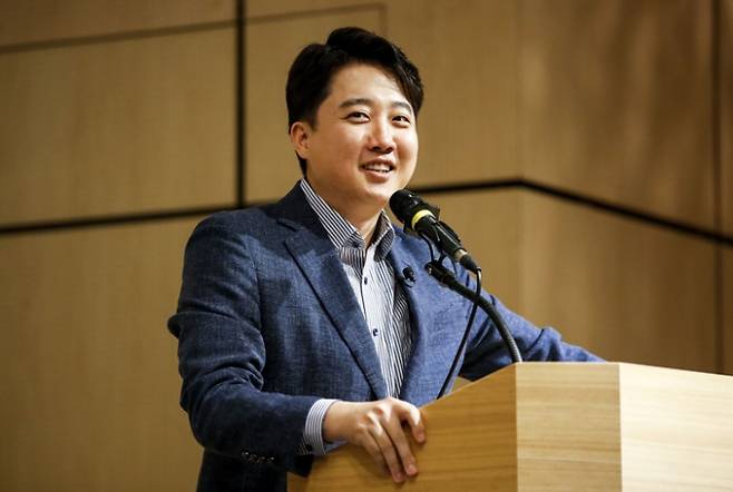 이준석 대표가 본인의 경험을 언급하며 이재명 대표의 단식은 스스로를 고립 상태로 몰아넣게 될 것이라고 말했다. 사진은 이준석 전 국민의힘 당대표가 지난 5월26일 서울 성북구 국민대학교에서 특강을 하고 있는 모습. /사진=뉴시스