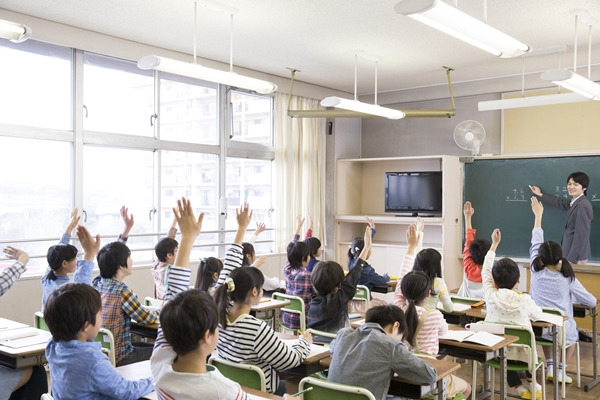 2학기가 시작되는 1일부터 수업 중 휴대전화 사용이 금지되고 해당 학생이 교사의 주의에 불응할 경우 압수도 가능하다. 사진은 기사내용과 무관. /사진=이미지투데이